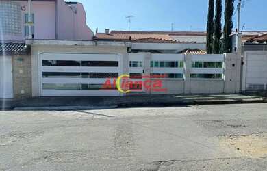 Imagem: A casa possui 4 Dormitórios, 2 Banheiros, 2 Vagas na garagem