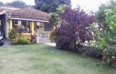 Imagem: A casa possui 3 Dormitórios, 3 Banheiros, 5 Vagas na garagem