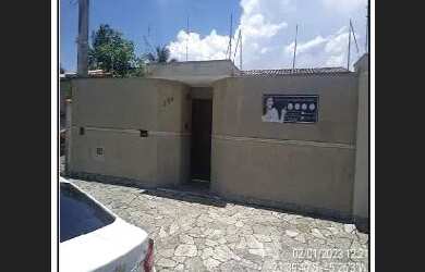 Imagem: A casa possui 3 Dormitórios, 1 Banheiro, 4 Vagas na garagem