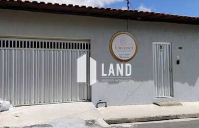 Imagem: A casa possui 3 Dormitórios, 2 Banheiros, 2 Vagas na garagem