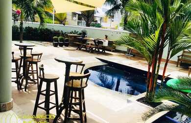 Imagem: A casa possui 4 Dormitórios, 4 Banheiros, 4 Vagas na garagem