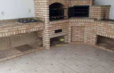 Imagem: A casa possui 3 Dormitórios, 2 Banheiros, 2 Vagas na garagem