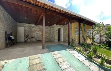 Imagem: A casa possui 3 Dormitórios, 1 Banheiro, 2 Vagas na garagem