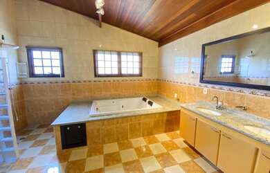 Imagem: A casa em condomínio possui 4 Dormitórios, 4 Banheiros, 4