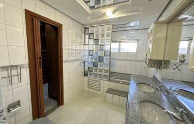 Imagem: A casa em condomínio possui 5 Dormitórios, 5 Banheiros, 4