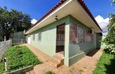 Imagem: A casa possui 4 Dormitórios, 2 Banheiros, 2 Vagas na garagem