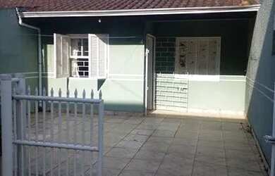 Imagem: A casa possui 2 Dormitórios, 1 Banheiro, 1 Vaga na garagem