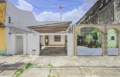 Imagem: A casa possui 4 Dormitórios, 1 Banheiro, 1 Vaga na garagem