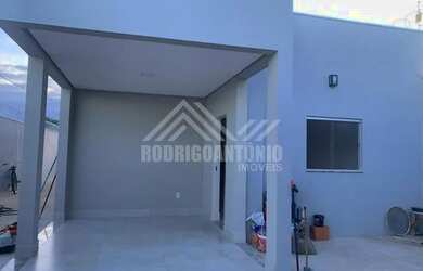 Imagem: A casa possui 3 Dormitórios, 2 Banheiros, 2 Vagas na garagem