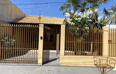 Imagem: A casa possui 3 Dormitórios, 2 Banheiros, 3 Vagas na garagem