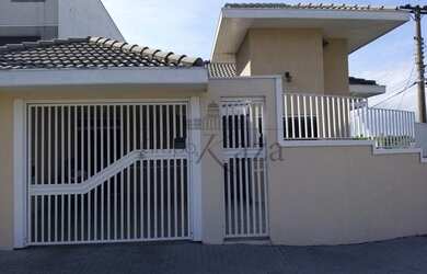 Imagem: A casa possui 3 Dormitórios, 3 Banheiros, 3 Vagas na garagem