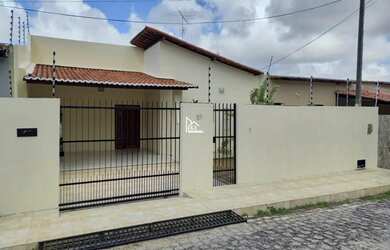 Imagem: A casa possui 3 Dormitórios, 2 Banheiros, 3 Vagas na garagem