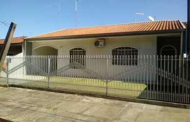 Imagem: A casa possui 3 Dormitórios, 1 Banheiro, 2 Vagas na garagem