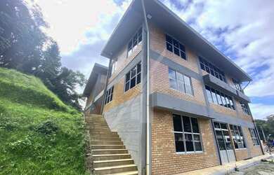 Imagem: O depósito possui 5 Vagas na garagem, 945m² de Área e está