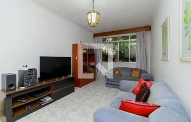 Imagem: A casa possui 4 Dormitórios, 3 Banheiros, 2 Vagas na garagem