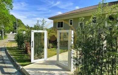 Imagem: A casa em condomínio possui 4 Dormitórios, 1 Banheiro, 3 Vagas