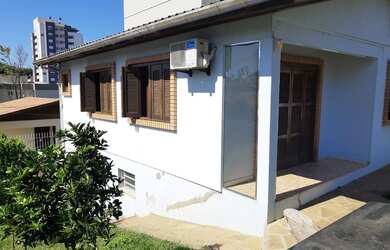 Imagem: A casa possui 2 Dormitórios, 2 Banheiros, 3 Vagas na garagem