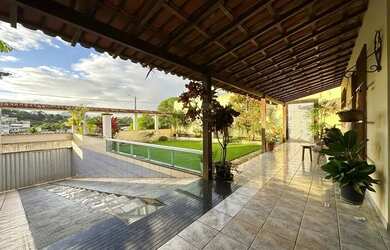 Imagem: A casa possui 4 Dormitórios, 3 Banheiros, 4 Vagas na garagem