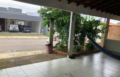 Imagem: A casa possui 3 Dormitórios, 2 Banheiros, 2 Vagas na garagem