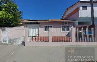 Imagem: A casa possui 3 Dormitórios, 2 Banheiros, 1 Vaga na garagem