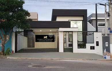 Imagem: A casa possui 3 Dormitórios, 3 Banheiros, 4 Vagas na garagem