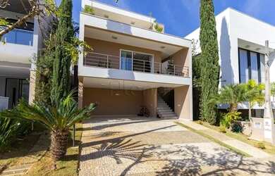 Imagem: A casa em condomínio e possui 3 Dormitórios, Suítes, 2 Banheiros