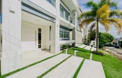 Imagem: A casa em condomínio possui 5 Dormitórios, 5 Banheiros, 4