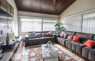 Imagem: A casa possui 5 Dormitórios, 4 Banheiros, 4 Vagas na garagem