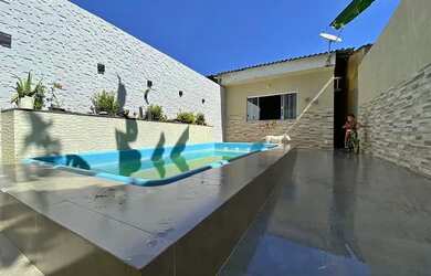 Imagem: A casa possui 3 Dormitórios, 2 Banheiros, 1 Vaga na garagem