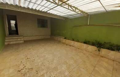 Imagem: A casa possui 2 Dormitórios, 2 Banheiros, 2 Vagas na garagem