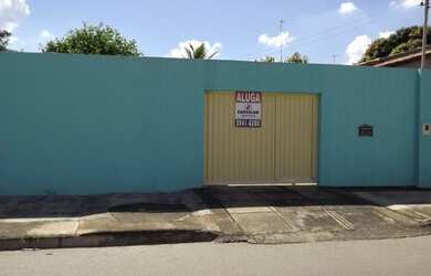 Imagem: A casa possui 3 Dormitórios, 2 Banheiros, 3 Vagas na garagem