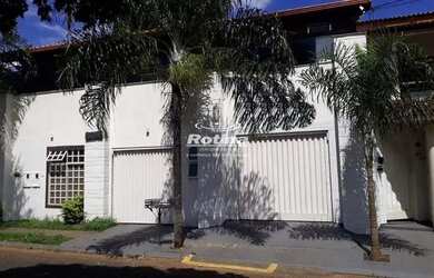 Imagem: A casa possui 3 Dormitórios, 2 Banheiros, 4 Vagas na garagem