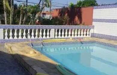 Imagem: A casa possui 3 Dormitórios, 3 Banheiros, 5 Vagas na garagem