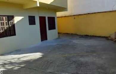 Imagem: A casa possui 2 Dormitórios, 1 Banheiro, 1 Vaga na garagem