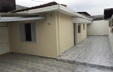 Imagem: A casa possui 1 Dormitório, 1 Banheiro, 1 Vaga na garagem e