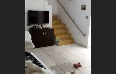 Imagem: A casa possui 3 Dormitórios, 2 Banheiros, 2 Vagas na garagem