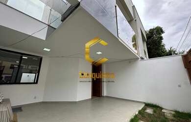 Imagem: A casa possui 3 Dormitórios, 3 Banheiros, 2 Vagas na garagem