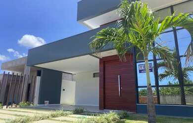 Imagem: A casa possui 3 Dormitórios, 2 Banheiros, 2 Vagas na garagem