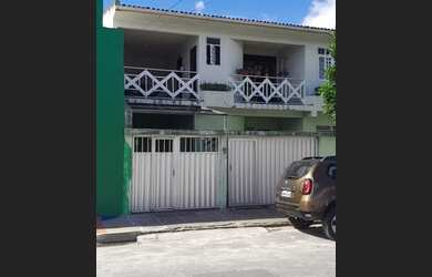 Imagem: A casa possui 3 Dormitórios, 3 Banheiros, 1 Vaga na garagem