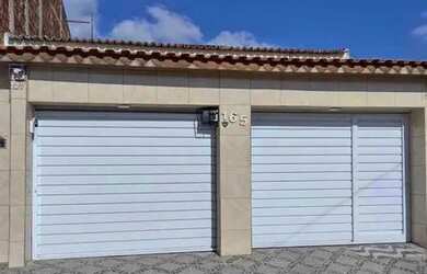 Imagem: A casa possui 3 Dormitórios, 2 Banheiros, 1 Vaga na garagem