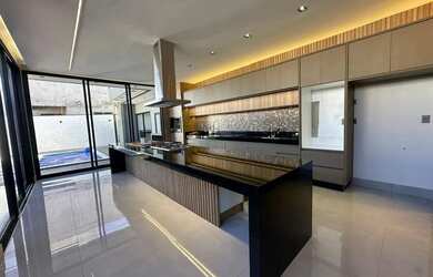 Imagem: A casa em condomínio possui 3 Dormitórios, 4 Banheiros, 4