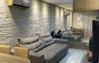 Imagem: A casa possui 3 Dormitórios, 1 Banheiro, 2 Vagas na garagem