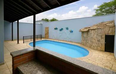 Imagem: A casa possui 3 Dormitórios, 4 Banheiros, 2 Vagas na garagem