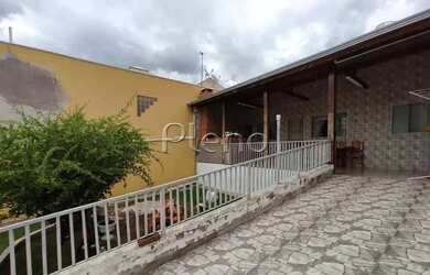 Imagem: A casa possui 3 Dormitórios, 1 Banheiro, 3 Vagas na garagem