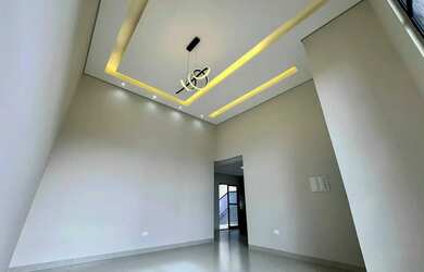 Imagem: A casa possui 3 Dormitórios, 2 Banheiros, 4 Vagas na garagem