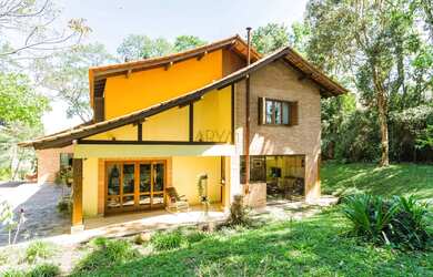 Imagem: A casa possui 5 Dormitórios, 3 Banheiros, 2 Vagas na garagem