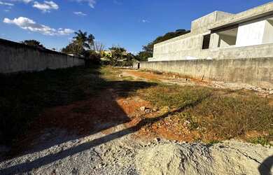 Imagem: A casa em condomínio possui 2 Vagas na garagem, 850m² de Área