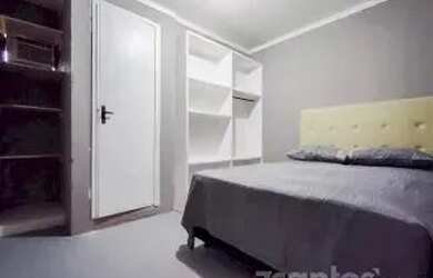 Imagem: O apartamento possui 1 Dormitório, 1 Banheiro, 1 Vaga na garagem