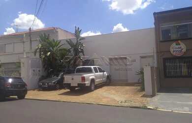 Imagem: A casa possui 3 Dormitórios, 3 Banheiros, 4 Vagas na garagem