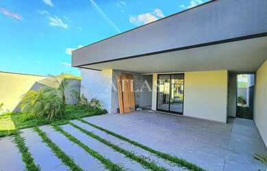 Imagem: A casa possui 3 Dormitórios, 4 Banheiros, 2 Vagas na garagem